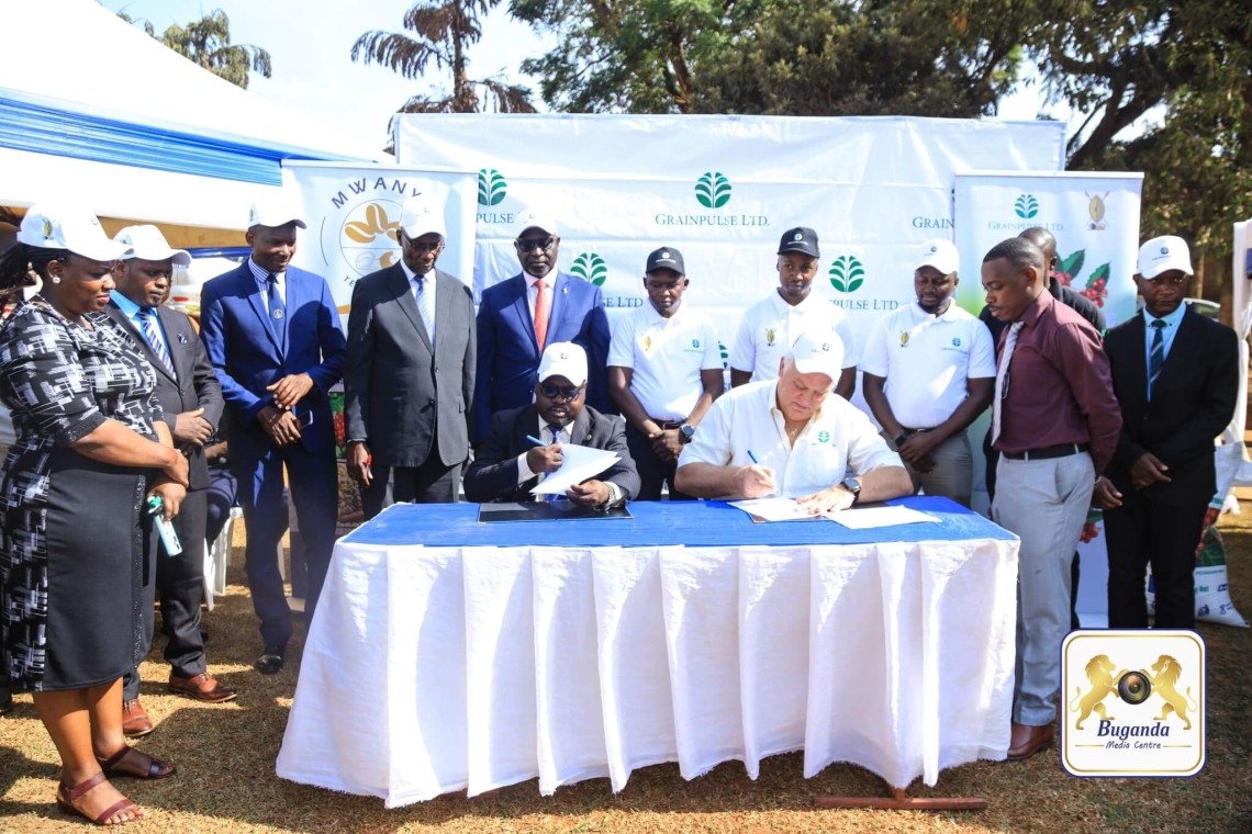 Buganda ne Grain Pulse bassa emikono ku nkolagana – Owek Roland Ssebuufu ne Fredrick Petrus Van Oudtshoorn bakola endagaano mu butongole ng’abakungu ba Buganda batunuulidde Buganda ne Grain Pulse bassa emikono ku nkolagana – Owek Roland Ssebuufu ne Fredrick Petrus Van Oudtshoorn bakola endagaano mu butongole ng’abakungu ba Buganda batunuulidde
